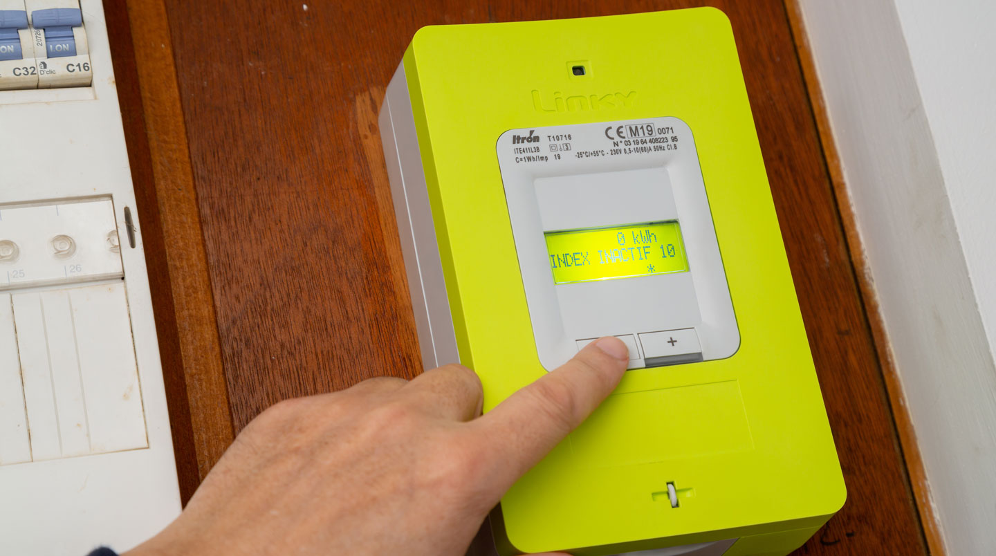 Vue en gros plan d'un compteur électrique professionnel moderne affichant la puissance en kVA